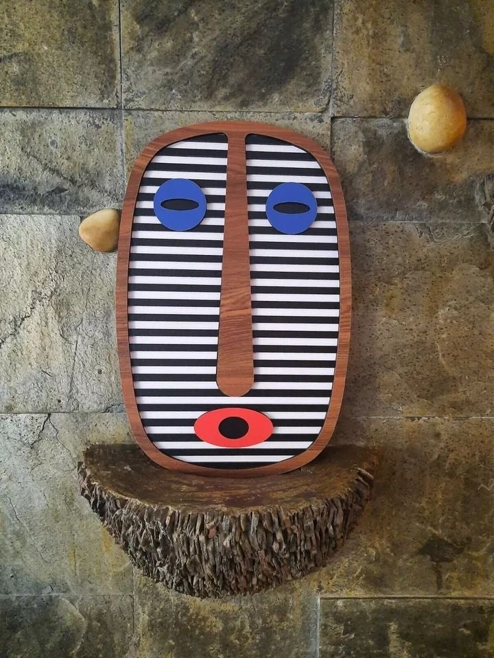 Masque mural décoratif en bois