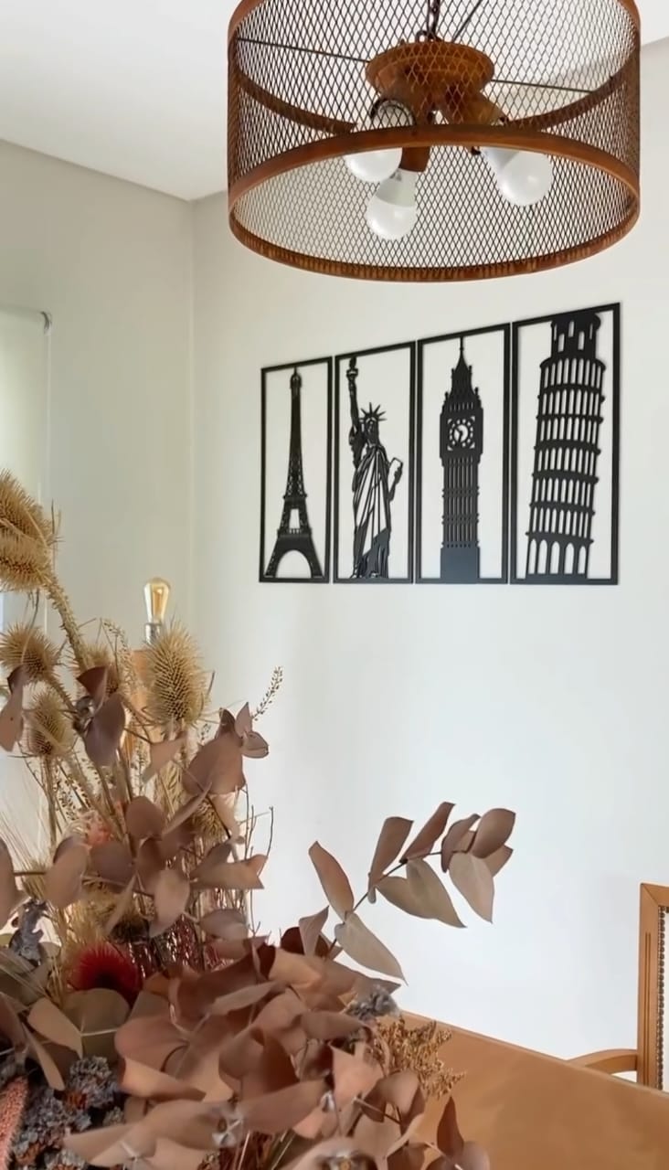 Décoration murale en bois représentant des monuments du monde entier